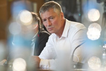 Почему Евгений Ройзман подал в отставку?