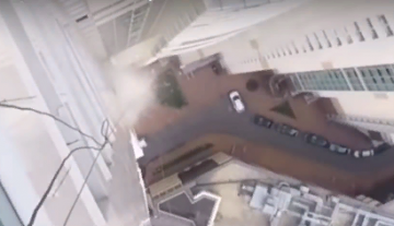 Падение 380-килограммового стекла с 47 этажа здания в Москве сняли на видео