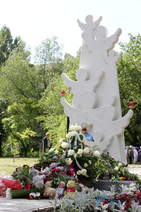 Представители властей и жители Республики почтили память детей ЛНР, погибших от обстрелов ВСУ