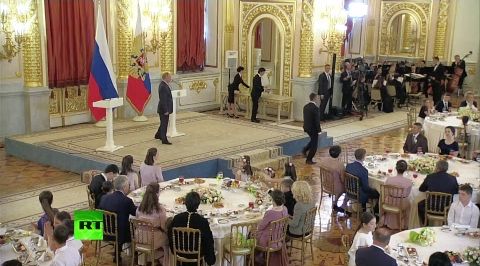 Владимир Путин в Кремле наградил многодетные семьи