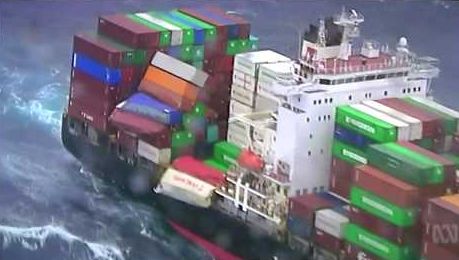Судно потеряло 83 контейнера в шторм, к берегам Австралии выбрасывает подгузники (Видео)