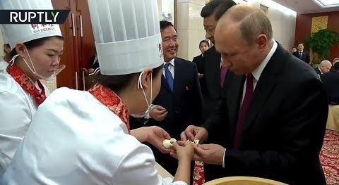 «По-президентски»: Путин и Си Цзиньпин вместе приготовили блюда китайской кухни | Путин подарил Си Цзиньпину русскую баню из алтайского кедра