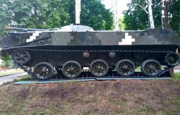 Цэ Украина: Выпускники-десантники устроили жестокое побоище из-за розовой БМД