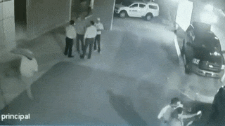 Камера наблюдения сняла, как политику выстрелили в голову, пока он делал селфи