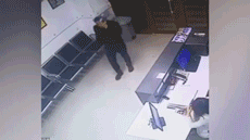 Посетитель больницы не знал, как надевать бахилы, придумал новый способ  и насмешил пользователей Интернета