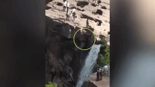 Пьяный парень хотел освежиться под водопадом, но разбился с высоты 20 метров