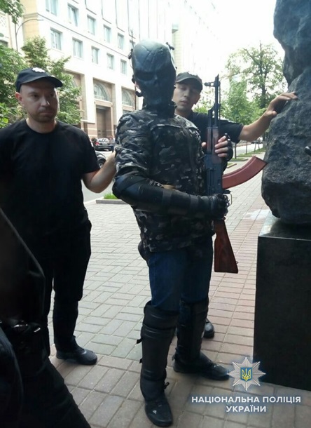 Возле Кабмина задержали мужчину с автоматом