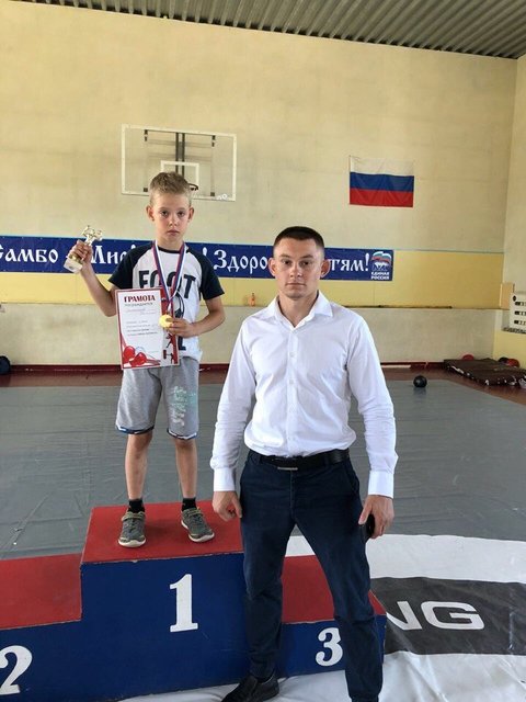 «Ты мразь! Не человек!». Авиаинженеров избили на глазах полицейских на пороге отеля