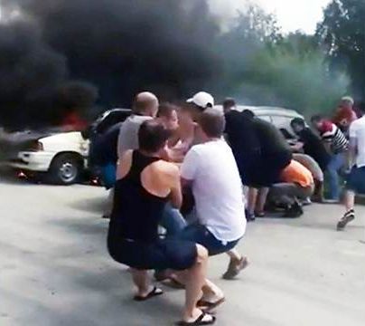 Видео: в Новосибирске жители показали чудеса силы, спасая автомобили от огня