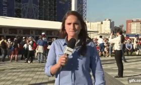 Ещё один российский болельщик пытался поцеловать журналистку, но тут же получил