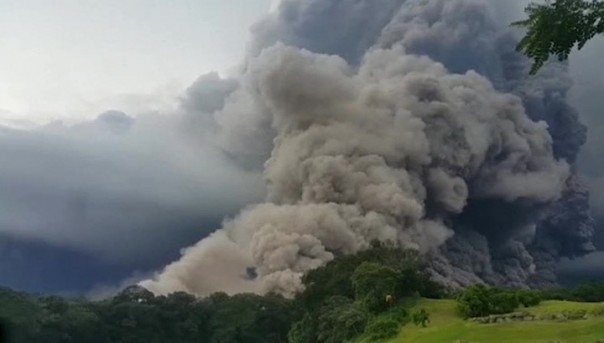 Власти Гватемалы объявили красный уровень тревоги из-за извержения вулкана Фуэго. Число жертв возросло до 25