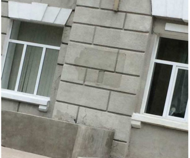 В Харькове укроподонки сбили со здания школы мемориальную доску Жукову