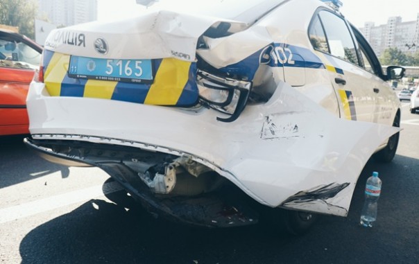 В Киеве африканец без водительских прав врезался на джипе в полицейское авто