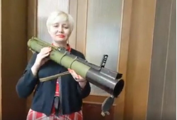 Ницой с гранатомётом в руках призвала мамочек читать детям украинские книги