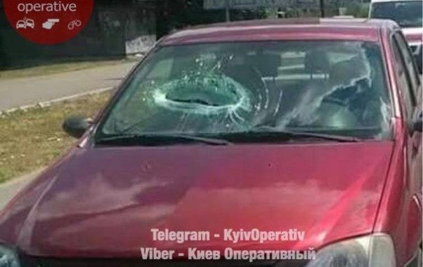 "В стране усталости": В Киеве упавший с моста кусок бетона травмировал пассажира авто