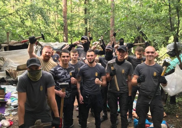 Укрофашисты разгромили лагерь цыган в киевском парке | Националисты устроили потасовку в Киевсовете