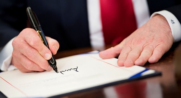 Politico: Дональд Трамп рвет на мелкие кусочки важные документы