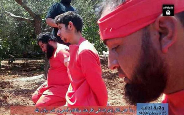 В Сирии боевики ДАИШ провели публичную казнь трех членов "ан-Нусры"