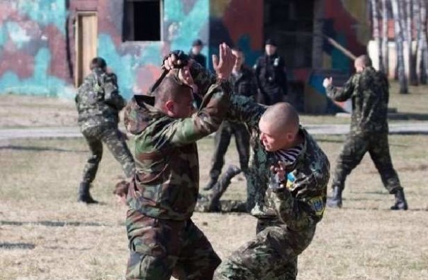 Цэ Украина: Выпускники-десантники устроили жестокое побоище из-за розовой БМД