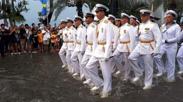 Почувствуйте разницу: офицеры ВМС США против офицеров ВМФ России в Паттайе