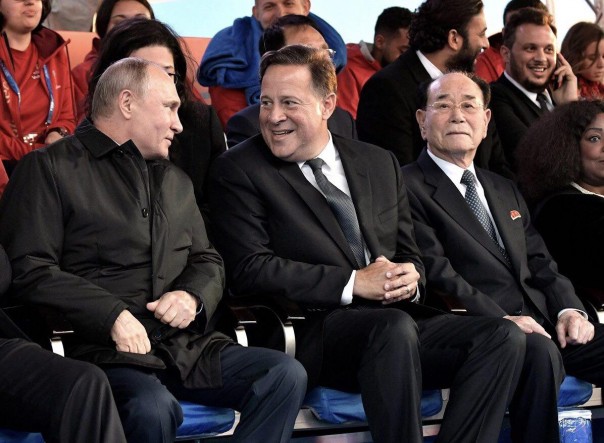 Концерт в честь ЧМ-2018: Путин посетил мероприятие на Красной площади