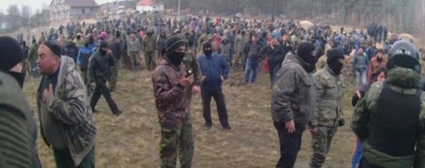 В Ровенской области толпа нелегальных копателей янтаря побила полицейских | В Никополе хулиганы с битами напали на полицейских