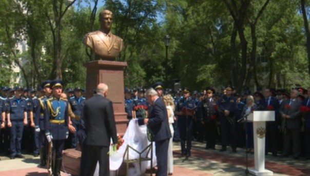 В Воронеже открыли памятник Герою России летчику Роману Филипову