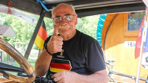 Приехавший из Германии на тракторе болельщик похвалил российские дороги