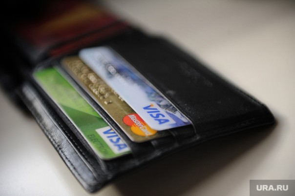 С переводом денег в России начались трудности. И это только начало