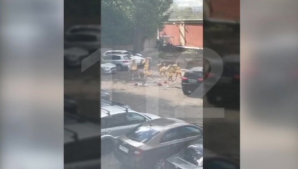 Шестеро девушек устроили зажигательное танцевальное шоу у Краснопресненской тюрьмы