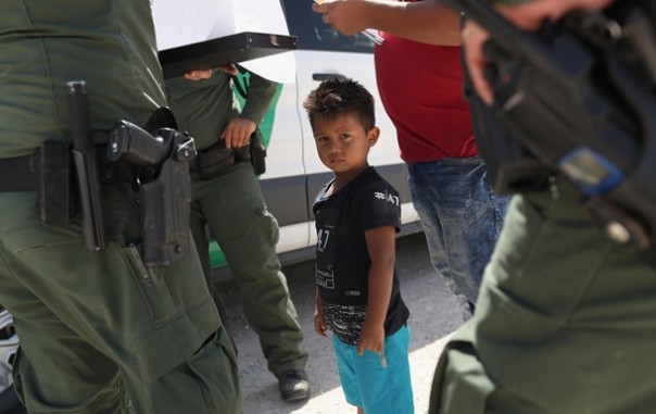 Скандал в США. У нелегалов отбирают детей и отправляют в специальные изоляторы