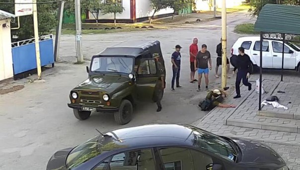 «Ты мразь! Не человек!». Авиаинженеров избили на глазах полицейских на пороге отеля