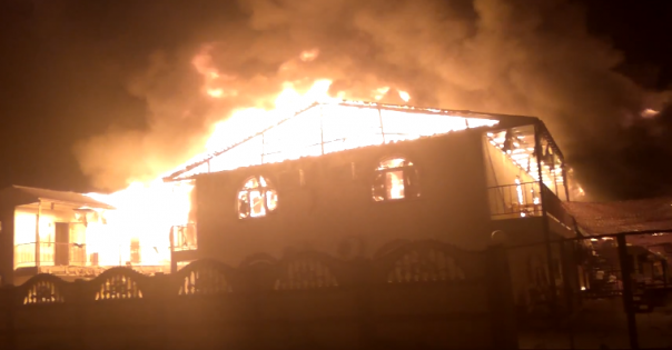 В поселке Седово сгорел частный пансионат, есть пострадавшие (Видео)