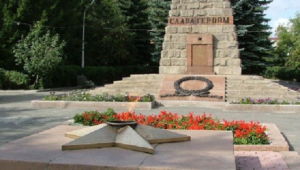 "Биомусор подскочил". Подростки на Урале заплевали Вечный огонь