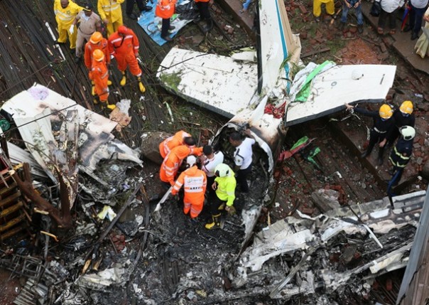 В Индии лайнер врезался в высотку, есть жертвы