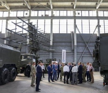 "Закроют небо от врага": Порошенко торжественно передал ВСУ радары украинского производства