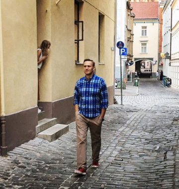 Навальный кинул сторонников и отдыхает в Будапеште