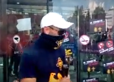 Националисты напали на Ocean Plaza в Киеве с баллончиками и файерами