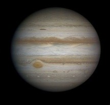 Какова глубина Большого красного пятна на Юпитере?