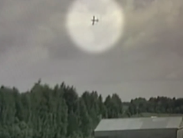 Загорелся в небе. Момент крушения самолёта с замполпредом в ПФО попал на видео