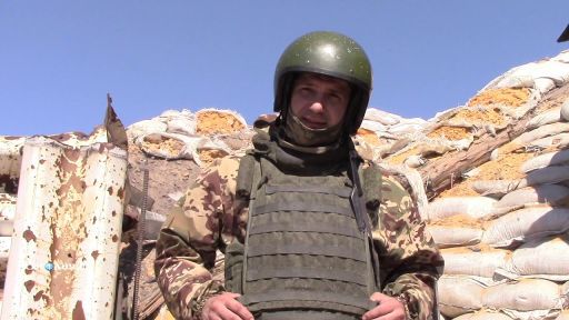 Держать позиции. Ни шагу назад! Враг пытается хитрить на флангах.