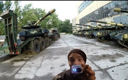 "Место заброшенное, а танки новые". Украинские видеоблогеры проникли на неохраняемый танковый склад
