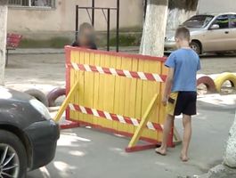 "Таки Сёмочка у мамы растёт бизнесменом". В Одессе дети вымогают плату за проезд через свой двор