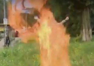 В Киеве хрюмберг АТЫ поджёг себя у здания министерства обороны Украины [18+]