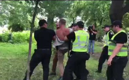 Полицейские задержали во время Крестного хода двух активистов Братства Корчинского