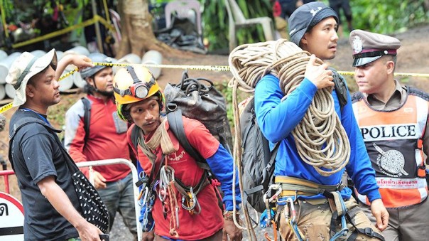 Спасатели вывели из затопленной пещеры в Таиланде половину школьников