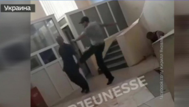 Харьковские полицейские тренировали удары на бездомном