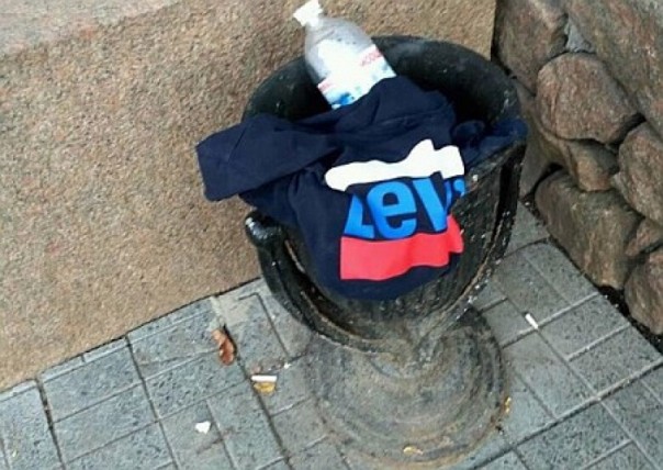 В Николаеве неонацисты раздели подростка за футболку, напомнившую им триколор