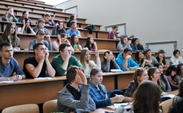 Украинские власти сократили число бюджетных мест в ВУЗах