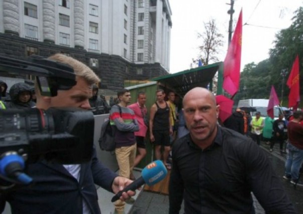 Илью Киву забросали яйцами на митинге в поддержку предприятий Коломойского